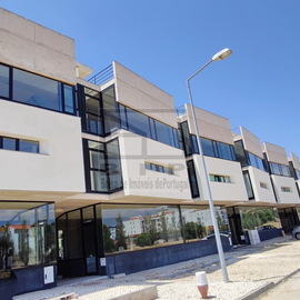 ‘Five Bridges Silves’ is a contemporary piece of architecture, comprising of 20 duplex  apartments. Each apartment is connected by ‘five bridges’ thro